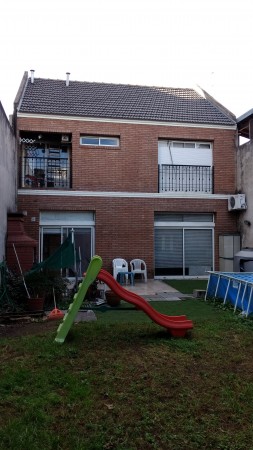 Permuta! Oportunidad! - Sobre Av a 2 Cuadras de Rivadavia - 300 m² Totales